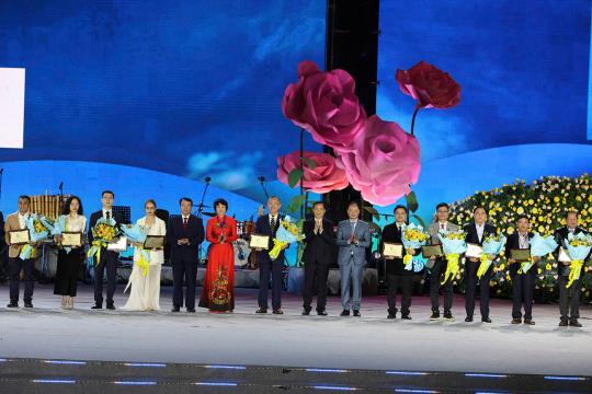 Chủ tịch HĐQT Công ty CP Địa ốc Đà Lạt nhận Biểu trưng tri ân Nhà tài trợ Kim Cương tại Festival Hoa Đà Lạt 2024